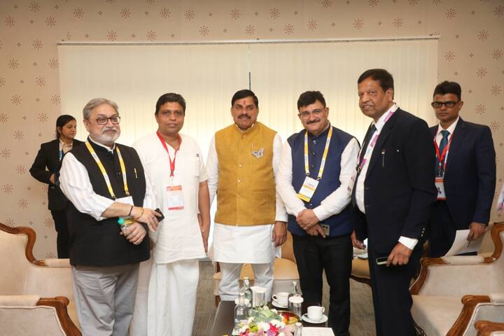 समिट के दौरान मुख्यमंत्री डॉ मोहन यादव से पतंजलि आयुर्वेद लिमिटेड के एमडी आचार्य बालकृष्ण ने मुलाकात कर मध्य प्रदेश में निवेश के संबंध में चर्चा की.