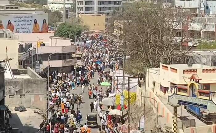 બીજી તરફ મહાશિવ રાત્રિના મેળામાં શાહી સ્નાન અને શાહી રવેડી મુખ્યત્વે આકર્ષણનું કેન્દ્ર હોય છે. જેને લઈને હરીગીરી બાપુએ જણાવેલ કે શાહી સ્નાન અને શાહી રવેડીએ અલૌકિક બાબત છે. ભગવાન શિવની વિવાહ સમયે નીકળેલ જાનએ ભાવથી આ પ્રક્રિયા કરાઈ છે.