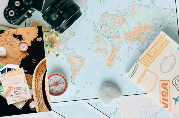 કોઈપણ દેશની મુસાફરી કરવા માટે પાસપોર્ટ અને વીઝા હોવા ખૂબ જ મહત્વપૂર્ણ છે. પાસપોર્ટ અને વીઝા વગર કોઈ પણ મુસાફર બીજા દેશમાં મુસાફરી કરી શકતો નથી. ઘણા દેશોમાં વીઝા માટે અલગ અલગ સુવિધાઓ હોય છે. કેટલાક દેશો માટે ઓન અરાઇવલ વીઝા ઉપલબ્ધ છે, જ્યારે કેટલાક દેશો ઇ-વીઝાનો વિકલ્પ પણ પ્રદાન કરે છે. જ્યારે અન્ય દેશો ફક્ત દૂતાવાસ દ્વારા જ વીઝા અરજીઓ સ્વીકારે છે.