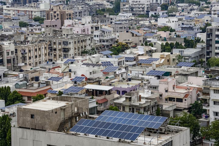 পুনর্নবীকরণযোগ্য শক্তি মন্ত্রক সম্প্রতি জানিয়েছে, আত্মপ্রকাশের প্রথম বছরের মধ্যেই ৮ লাখ ৪৬ হাজার পরিবারকে উপকৃত করেছে প্রধানমন্ত্রী সূর্য ঘর : বিনামূল্যে বিদ্যুৎ যোজনা প্রকল্পটি (PM Surya Ghar Muft Bijli Yojana PMSGMBY)