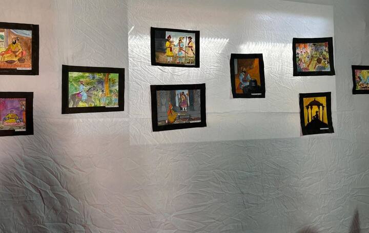 माढा तालुक्यातील चिंचगाव येथील नावाजलेलं माईलस्टोन पब्लिक स्कूल येथे शिवजयंती महोत्सव निमित्ताने चित्र प्रदर्शनाचे आयोजन केले होते.