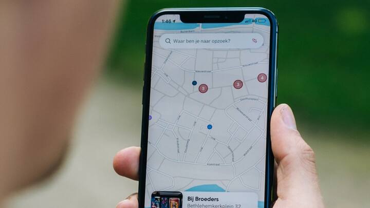 दूसरा फीचर Offline Navigation Feature है. इस फीचर का सबसे बड़ा फायदा यह है कि आप इसकी मदद से बिना इंटरनेट के भी किसी जगह की लोकेशन आसानी से पता कर सकते हैं. इसके लिए आपको पहले से जगह को मैप में डाउनलोड करना होगा.