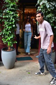 51 साल की उम्र में सिंपल लुक में भी कहर ढाती हैं मलाइका अरोड़ा, कैजुअल आउटफिट में हुईं स्पॉट