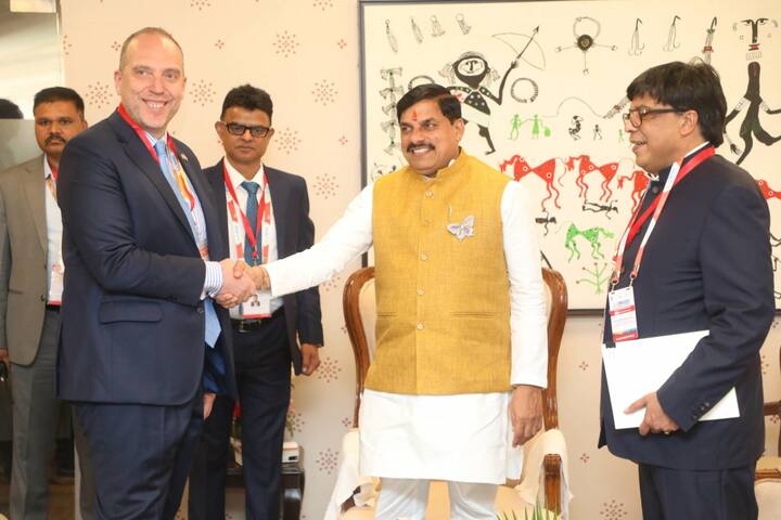 ग्लोबल इन्वेस्टर्स समिट के दौरान सीएम मोहन यादव ने भोपाल के दौरान मुंबई में इटली के कांउसल जनरल वाल्टर फेरारा के साथ बैठक की. इस दौरान मध्य प्रदेश और इटली के बीच आर्थिक संबंधों को मजबूत करने और नए निवेश अवसरों को बढ़ावा देने पर चर्चा की गई.