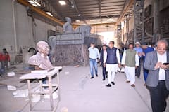 मंत्री संजय शिरसाट यांनी दिली प्रसिद्ध शिल्पकार राम सुतार यांच्या गाझियाबादमधील कार्यशाळेस भेट