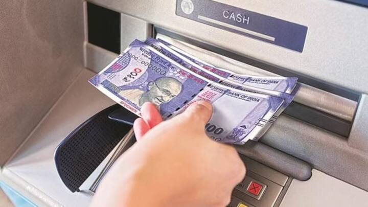 लेकिन आपको क्रेडिट कार्ड से कैश निकालने से पहले इसके नियमों के बारे में पता होना चाहिए. नहीं तो कैश निकालने के चक्कर में आपको हो जाएगा तगड़ा नुकसान. चलिए बताते हैं किन बातों का रखना होगा ध्यान.