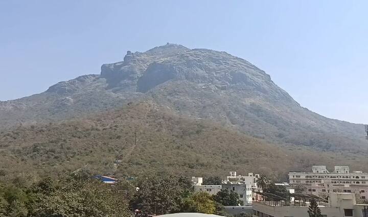 જૂનાગઢ: આજે મહાશિવરાત્રિના મેળાના ત્રીજા દિવસે ભવનાથ પંથક શિવમય માહોલમાં જોવા મળ્યો હતો. મોટી સંખ્યામાં ભાવિકોનું આગમન આજે પણ અહીં યથાવત જોવા મળ્યું છે. આ તકે યુવાન હોય કે વૃદ્ધ દરેક આશ્થાપૂર્વક ભોલેનાથને શિશ ઝૂકવતા નજરે પડ્યા હતા. ભવનાથ મહાદેવના દર્શન કર્યા બાદ ભાવિકોએ ધન્યતા અનુભવી હોવાનું જણાવ્યું હતું.