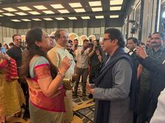 Raj Thackeray & Uddhav Thackery: सरकारी अधिकाऱ्याच्या मुलाच्या लग्नात राज ठाकरे अन् उद्धव ठाकरेंची भेट, गप्पा सुरु असताना रश्मी वहिनींना हसू आवरेना