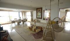 आलीशान लाउंज, मॉडर्न किचन, बेहद स्टाइलिश और क्लासी है हिमेश रेशमिया का घर, देखें इनसाइड तस्वीरें