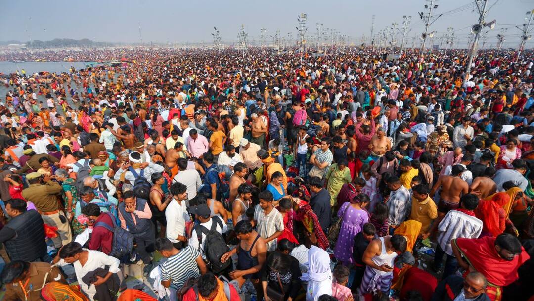 Maha kumbh 2025 1 Crore 10 Lakh Devotees Dip Faith In On Sunday So far 60 crore people bath in Triveni Sangam महाकुंभ में रविवार को रही काफी भीड़, 1 करोड़ 10 लाख से अधिक श्रद्धालुओं ने लगाई आस्था की डुबकी