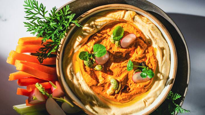 6. Carrot With Hummus:  Carrots with Hummus provides a delicious and nutritious study snack. Carrots provides antioxidants and hummus provides healthy fats. It keeps the brain energised, supporting mental clarity. (Image Source: Canva)