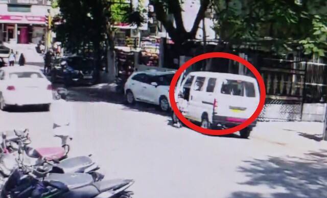 Student injured due to serious negligence of school van driver in Surat માતા-પિતા માટે ચેતવણીરુપ કિસ્સો: સ્કૂલ વેન ચાલકની ગંભીર બેદરકારીથી માસૂમ વિદ્યાર્થિની ઈજાગ્રસ્ત