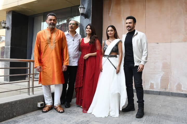 'आश्रम 3 पार्ट 2' की स्टार कास्ट में दर्शन कुमार भी शामिल हैं. बॉबी, अदित और त्रिधा समेत सभी ने डायरेक्टर प्रकाश झा के साथ पोज दिए.