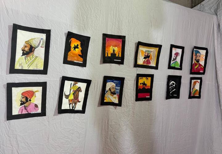 लहान मुलांनी चित्रांच्या माध्यमातून छत्रपती शिवाजी महाराज यांचा इतिहास जीवंत केला आहे.