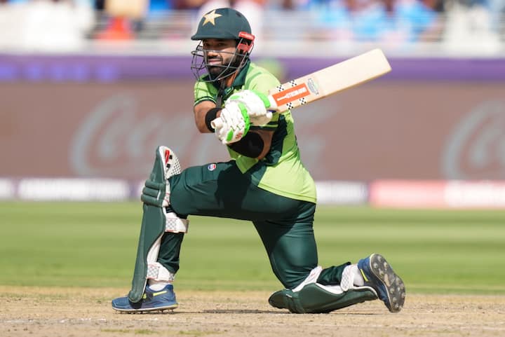 हालांकि सिर्फ रिजवान ही नहीं बल्कि पाकिस्तान के पूर्व क्रिकेटर और प्रधानमंत्री रह चुके इमरान खान को भी तस्बीह करते हुए देखा गया था. कई विदेशी दौरों में उन्हें माला जपते हुए देखा गया.