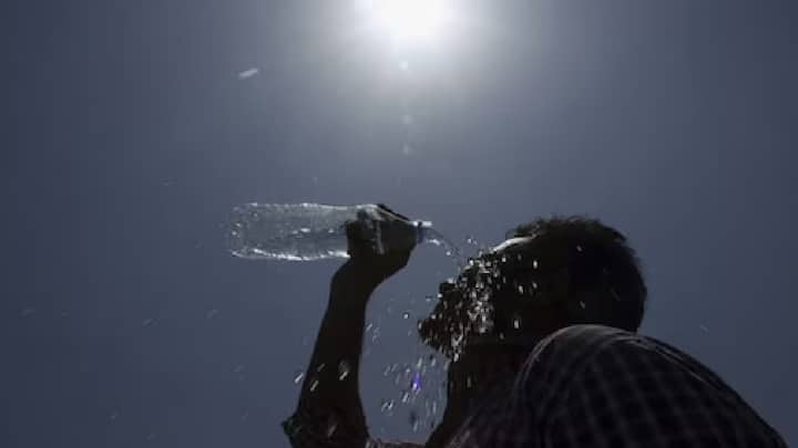 पुढील दोन दिवस मुंबई, ठाणे, रायगड आणि रत्नागिरी या 4 जिल्ह्यात उष्णतेच्या लाटेचा इशारा मुंबई प्रादेशिक हवामान केंद्राकडून देण्यात आला आहे. त्यामुळे, नागरिकांनी कडक उन्हापासून स्वत:चा बचाव करण्यासाठीचे साहित्य वापरले पाहिजे.