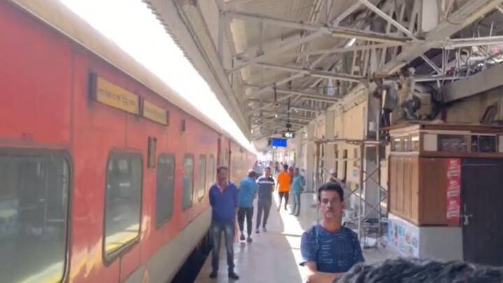 लखनऊ लोकमान्य टिळक टर्मिनस एसी सुपरस्टार गाडी दीड तास इगतपुरी स्थानकात उभी करून ठेवल्याने ट्रेनमधील प्रवासी चांगलेच संतापले होते.