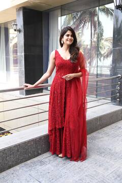 रेड ड्रेस में हसीन लगीं अदिति, व्हाइट साड़ी में दिखा त्रिधा का किलर लुक, देखें 'आश्रम 3' के स्टार कास्ट की शानदार तस्वीरें