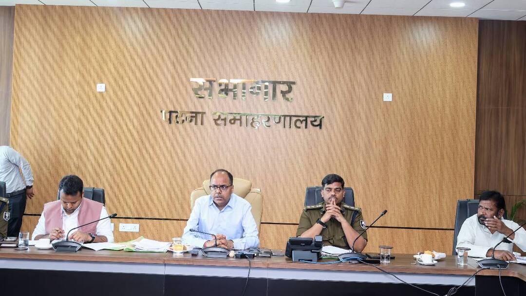 Patna DM Chandrashekhar Singh and SSP Avkash Kumar meeting regarding law and order on Mahashivratri Mahashivratri 2025: ड्रोन से होगी निगरानी, उत्कृष्ट भीड़ प्रबंधन की है व्यवस्था, महाशिवरात्रि को लेकर पटना प्रशासन अलर्ट