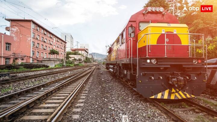 वहीं एक्सप्रेस ट्रेन का माइलेज थोड़ा अच्छा होता है. ये 4.5 लीटर डीजल में 1 किलोमीटर तक चल सकती हैं. बता दें कि पैसेंजर ट्रेन को बार-बार रूकना पड़ता है, इसलिए वो एक्सप्रेस ट्रेन की तुलना में अधिक तेल पीती है.