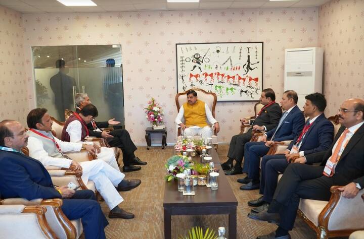 इस समिट में देश के कई बड़े उद्योगपतियों ने शिरकत की. इसमें अडानी ग्रुप के मालिक गौतम अडानी, पतंजलि ग्रुप के एमडी आचार्य बालकृष्ण भी शामिल हैं.