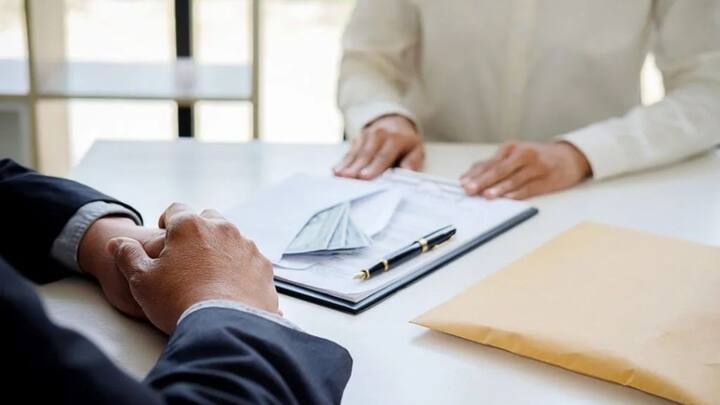 मगर लोन लेने वालों को कुछ बातों का पता होना जरूरी होता है. क्योंकि अगर इन बातों का पता होता है तो फिर बैंक आपको परेशान नहीं कर सकता. बता दें आरबीआई की नियमों के मुताबिक बैंक रिकवरी एजेंट भेजकर आपको लोन चुकाने के लिए परेशान नहीं कर सकती.