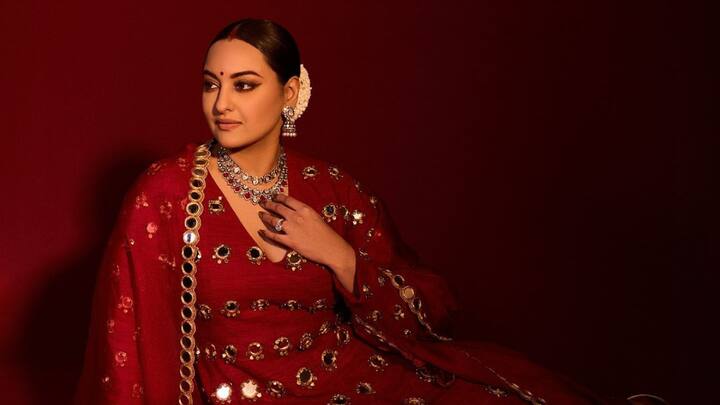 Sonakshi Sinha looks glamorous in a red suit, an auspicious colour, with grace and brilliance. Mirror work adorns the costume lavishly, dazzling by virtue of its sheen. The simple kurta and fitted salwar give the perfect festive but classy look. (Image Source: Instagram/ aslisona)