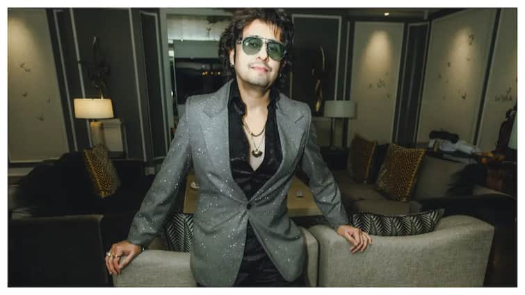 Sonu Nigam Breaks Down While Performing ‘Mere Dholna’, in Bengaluru: ‘Please Forgive My Mistake