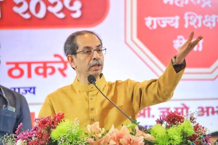 मुंबई महानगरपालिकेच्या निवडणुकीत मनसे आणि शिवसेना हे दोन्ही पक्ष एकमेकांसमोर उभे ठाकण्याची शक्यता आहे. यावेळी राज ठाकरे आणि उद्धव ठाकरे यांच्या पुन्हा वाकयुद्ध रंगताना दिसेल.