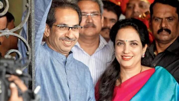यावेळी उद्धव ठाकरे यांच्यासोबत रश्मी ठाकरेही होत्या.