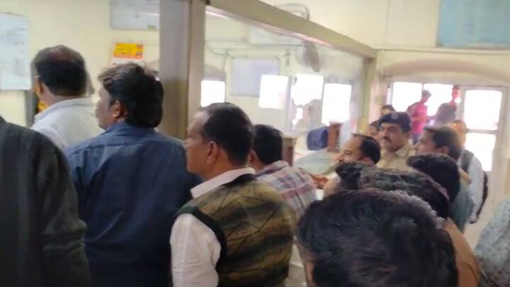 त्या मागून आलेल्या गाड्या सोडल्याने प्रवाशांना अधिक संताप अनावर झाला. संतप्त प्रवाशांनी स्टेशन मॅनेजर ऑफिसमध्ये जात गाडी तात्काळ सोडण्याची मागणी करत गोंधळ घातला.