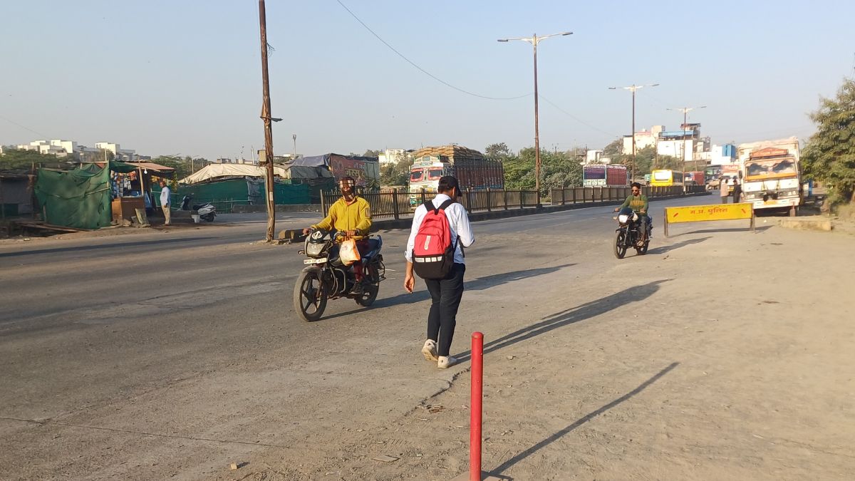 MP Weather Update: सर्द हवाओं से बढ़ी ठंड, लोगों ने वापस निकाले गर्म कपड़े, जानिए कहां कितना है तापमान