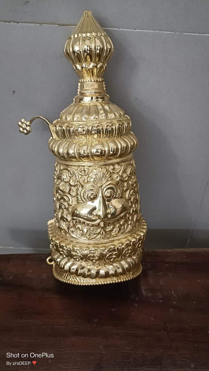 श्री तुळजाभवानी मातेच्या चरणी ठाणे स्थित भक्ताने 540g म्हणजे सुमारे अर्धा किलो सोन्याचा मुकुट अर्पण केलाय.