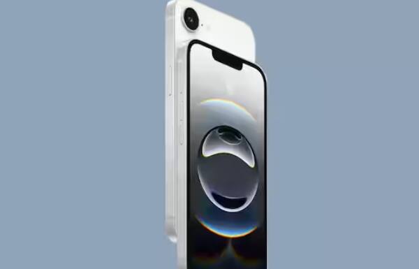 Apple ਨੇ ਹਾਲ ਹੀ ਵਿੱਚ 19 ਫਰਵਰੀ ਨੂੰ ਆਪਣਾ ਸਭ ਤੋਂ ਸਸਤਾ ਮਾਡਲ iPhone16e ਲਾਂਚ ਕੀਤਾ ਸੀ। ਇਸ ਡਿਵਾਈਸ ਦੀ ਪ੍ਰੀ-ਬੁਕਿੰਗ ਸ਼ੁਰੂ ਹੋ ਗਈ ਹੈ। ਇਸ ਫੋਨ ਦੀ ਵਿਕਰੀ 28 ਫਰਵਰੀ ਤੋਂ ਸ਼ੁਰੂ ਹੋਣ ਜਾ ਰਹੀ ਹੈ। ਕੰਪਨੀ ਨੇ ਭਾਰਤ ਵਿੱਚ ਇਸ ਡਿਵਾਈਸ ਦੀ ਕੀਮਤ 59,900 ਰੁਪਏ ਰੱਖੀ ਹੈ। ਹਾਲਾਂਕਿ, ਸੇਲ ਤੋਂ ਪਹਿਲਾਂ ਐਪਲ ਦੇ ਅਧਿਕਾਰਤ ਡਿਸਟ੍ਰੀਬਿਊਟਰ Redington ਨੇ ਇਸ 'ਤੇ ਆਕਰਸ਼ਕ ਆਫਰ ਦਾ ਐਲਾਨ ਕੀਤਾ ਹੈ ਜਿਸ ਦੇ ਤਹਿਤ ਗਾਹਕ ਇਸ ਫੋਨ 'ਤੇ 10,000 ਰੁਪਏ ਤੱਕ ਦੀ ਛੋਟ ਲੈ ਸਕਦੇ ਹਨ। Redington ਨੇ iPhone 16e ਲਈ ਕਈ ਬੈਂਕ ਆਫਰਸ ਦਾ ਐਲਾਨ ਕੀਤਾ ਹੈ। ICICI Bank, Kotak Mahindra Bank ਦੇ ਕ੍ਰੈਡਿਟ ਕਾਰਡ ਧਾਰਕਾਂ ਨੂੰ 4,000 ਰੁਪਏ ਦਾ ਤੁਰੰਤ ਇੰਸਟੈਂਟ ਕੈਸ਼ਬੈਕ ਮਿਲੇਗਾ, ਜਿਸ ਨਾਲ ਫੋਨ ਦੀ ਕੀਮਤ 55,900 ਰੁਪਏ ਹੋ ਜਾਵੇਗੀ। ਇਸ ਤੋਂ ਇਲਾਵਾ, ਪੁਰਾਣੇ ਫੋਨ ਨੂੰ ਐਕਸਚੇਂਜ ਕਰਨ 'ਤੇ 6,000 ਰੁਪਏ ਤੱਕ ਦਾ ਐਕਸਚੇਂਜ ਬੋਨਸ ਵੀ ਮਿਲੇਗਾ।