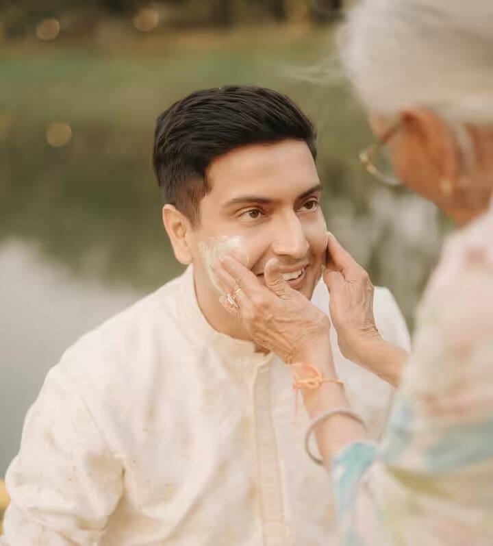 तर, प्राजक्ताचा होणारा नवरा वृषांक खनालनंही आपल्या होणाऱ्या बायकोसोबत व्हाईट ट्विन केलेलं दिसलं. एका फोटोमध्ये दोघेही एकमेकांना हळद लावताना दिसत आहेत.