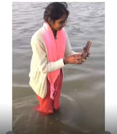 Maha Kumbh 2025: महाकुंभमेळ्यात नवऱ्याला यायला जमलं नाही, बायकोनं व्हिडिओ कॉलवर दर्शन घडवलं, पण चक्क फोनच..