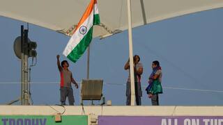 Watch: पाकिस्तानी सुरक्षाकर्मियों की शर्मनाक हरकत! फैन ने लाहौर स्टेडियम में फहराया भारतीय तिरंगा तो...