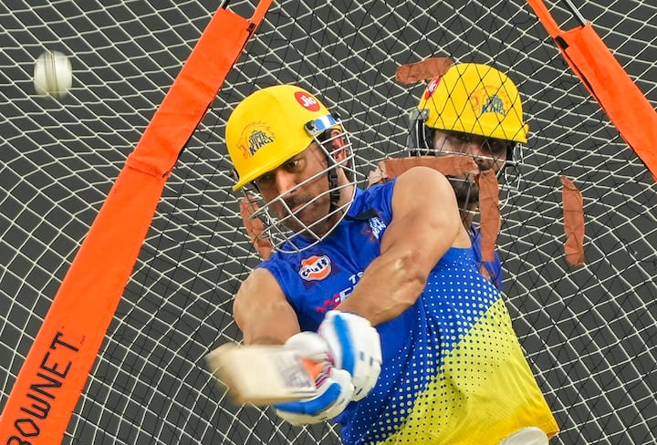 ধোনি নিজেও SBI-র একজন গ্রাহক এবং সেই কারণেই তিনি ব্র্যান্ড অ্যাম্বাসাডর হিসাবেও একবারে যুক্তিযুক্ত বলেই ধারণা SBI-র চেয়ারম্যান দীনেশ খাঁড়ার।