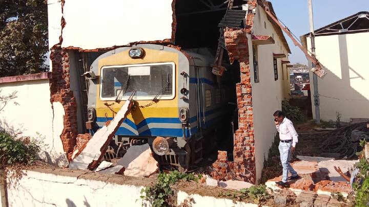 लोको पायलटने रेल्वे इंजिन 'टॉवर वॅगन शेडमध्ये'प्रवेश केला होता. त्यावेळी इंजिन थोडे पुढे गेल्याने भिंतीला धडकले. सुदैवाने या अपघातात कोणताही अनुचित प्रकार घडला नाही