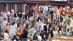 MCD सदन में भारी हंगामा, मेयर की टेबल पर खड़े हुए BJP पार्षद, एजेंडा का कागज फाड़ा