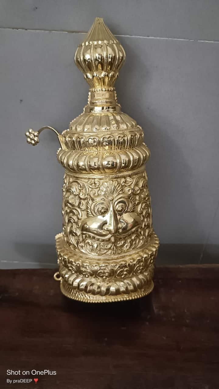 भक्ताच्या विनंतीनुसार त्यांची ओळख गुप्त ठेवण्यात आली आहे.