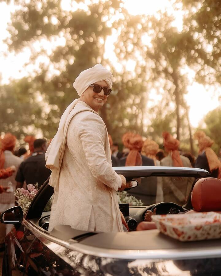 In the mehendi ceremony, Prajakta stunned in a red suit while Vrishank opted for a classic white kurta pyjama, complementing each other perfectly.