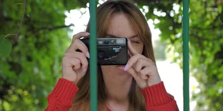 જો કોઈ તમને બ્લેકમેલ કરી રહ્યું છે, તો તમે બટન સ્પાય કેમેરાની મદદથી પુરાવા એકત્રિત કરી શકો છો અને પોલીસમાં ફરિયાદ નોંધાવી શકો છો.