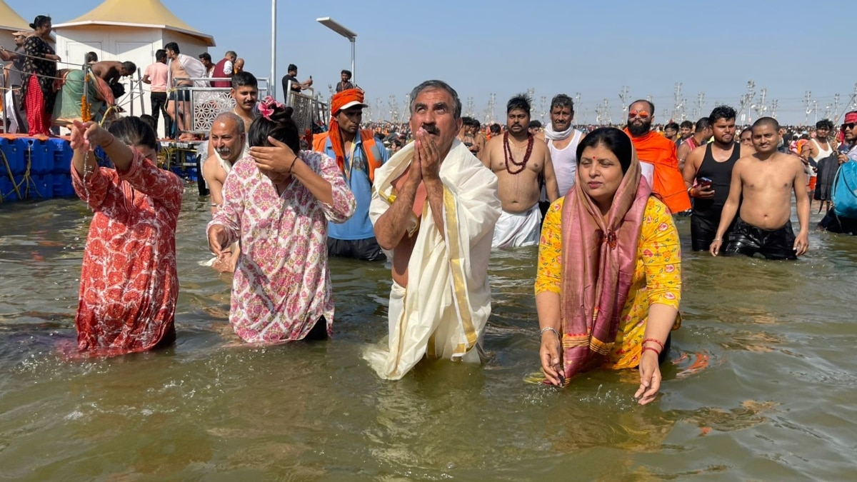 CM सुखविंदर सिंह सुक्खू पहुंचे महाकुंभ, त्रिवेणी संगम में परिवार के साथ लगाई डुबकी