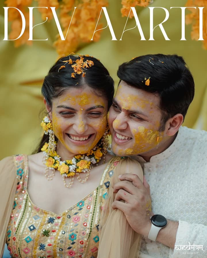 तर देव जोशी याची होणारी बायको म्हणजेच आरतीने मल्टिकलर्ड लेहंगा परिधान करून त्याला मॅच करणारा स्लीव्हलेस टॉप परिधान केला आहे. सोबतीला तिने सोनेरी रंगाचा दुपट्टा घेतलेला आहे.