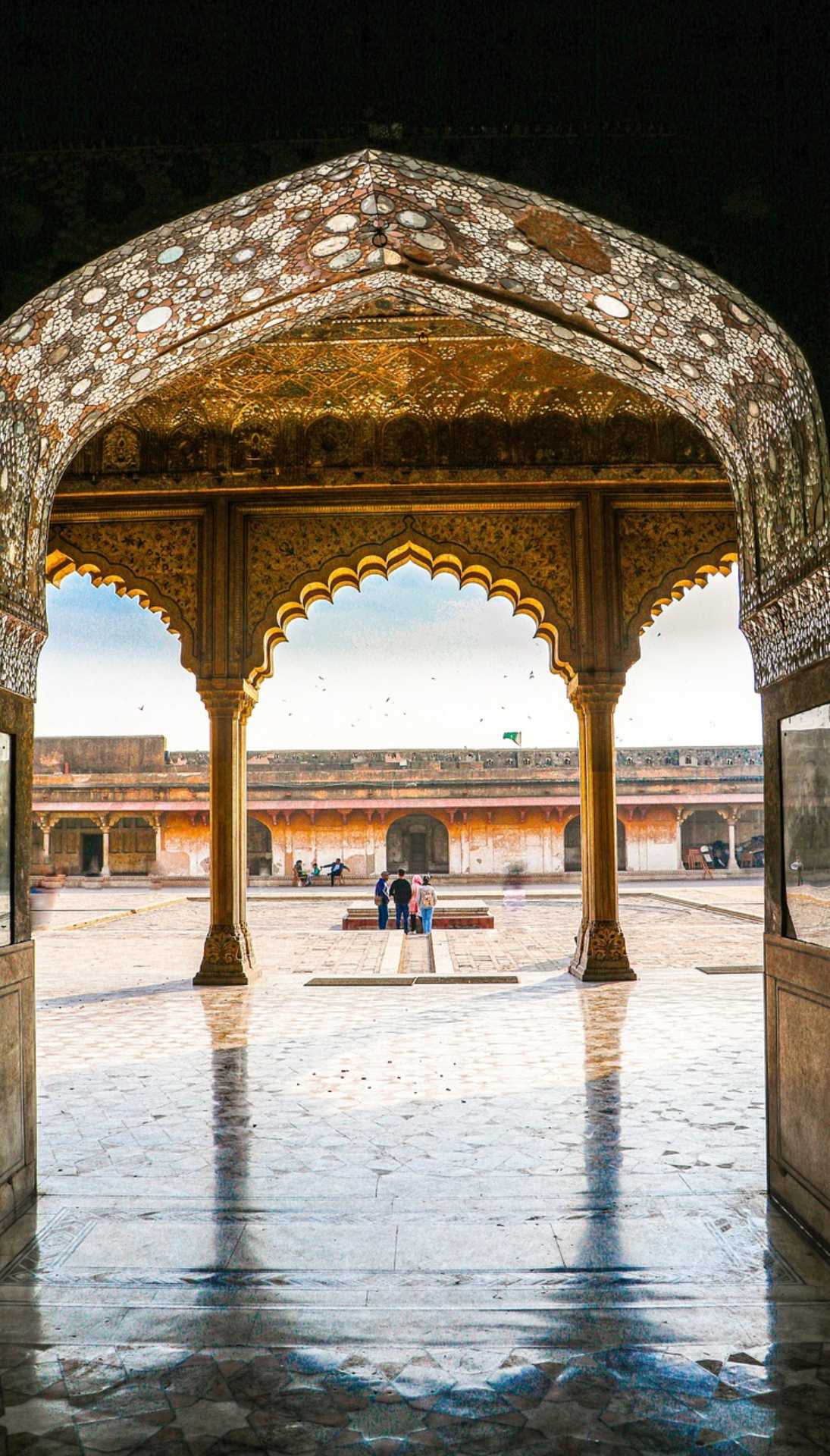 शिवाजी: इंडियाज ग्रेट वॉरियर किंग के लेखक वैभव पुरंदरे बताते हैं कि औरंगजेब ने संभाजी को 15 दिनों तक टॉर्चर किया था. हर रोज उनके साथ बेरहमी की गई.