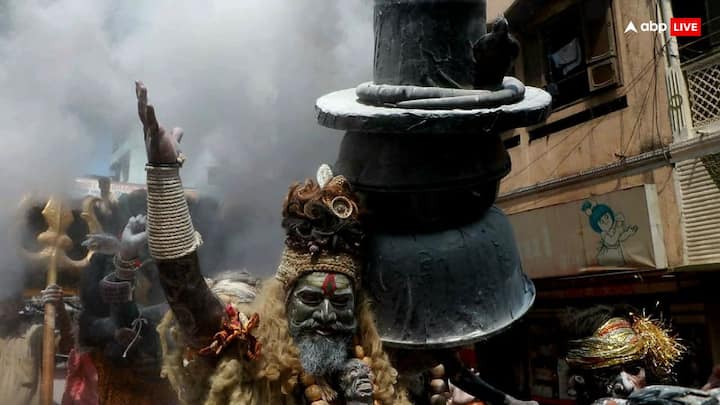 बनारस में होली का उत्सव रंगभरी एकादशी के अगले दिन श्मशान घाटों पर मनाया जाता है. यहां साधु, संत और शिव जी गण चिता की राख से होली खेलते हैं. काशी की होली शिव जी को समर्पित है.