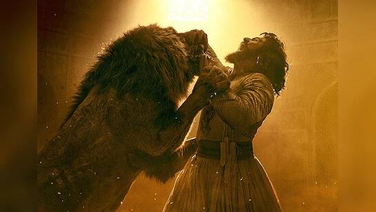 'छावा' यशाची नवनवी शिखरं सर करत असतानाच,  या चित्रपटाचं कास्टिंग, शुटिंग आणि इतर अनेक गोष्टींबाबत नवनवे खुलासे होत आहेत. अशा परिस्थितीत, तुम्हाला माहिती आहे का?  छत्रपती संभाजी महाराजांच्या भूमिकेत झळकणाऱ्या आणि आपल्या अभिनयानं सर्वांना मुजरा करायला भाग पाडणारा विक्की कौशल या चित्रपटासाठी पहिली पसंती कधीच नव्हता.