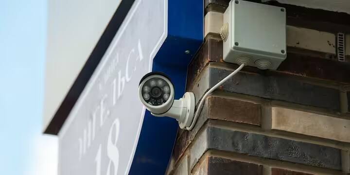 આ સ્કેમર્સ નિર્દોષ લોકોને ફસાવે છે અને વીડિયો કૉલ દ્વારા તેમને બ્લેકમેલ કરે છે. આવી સ્થિતિમાં, બટન સ્પાય કેમેરા તેમની સત્યતાનો પર્દાફાશ કરવામાં મદદ કરી શકે છે.