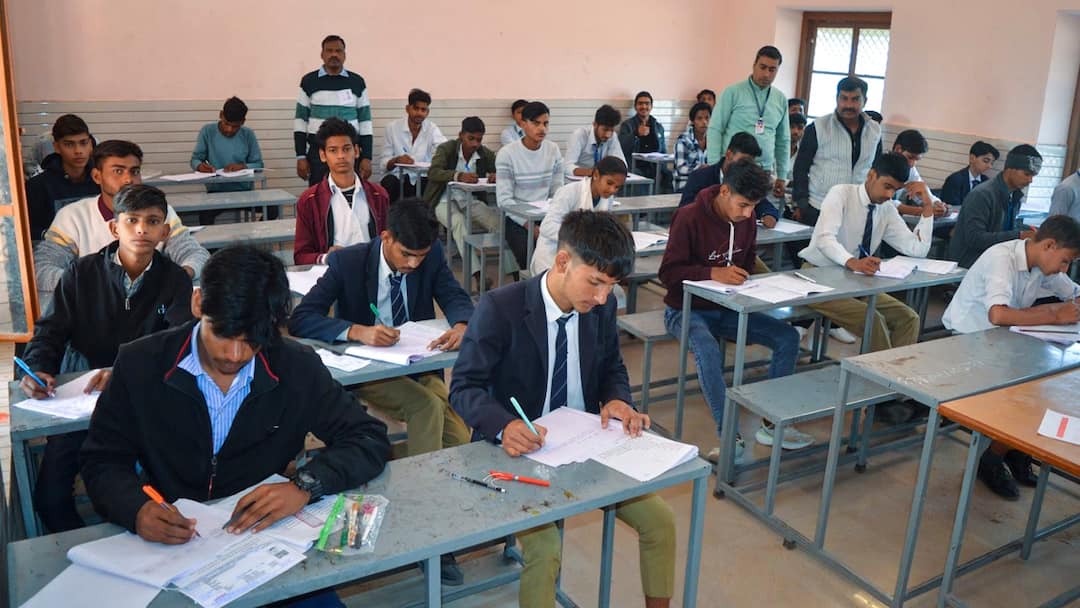 UP Board Exam 2025 FIR filed against Etah centre administrator for paper leak UP Paper Leak: व्हाट्सएप ग्रुप में शेयर कर लीक किया 10वीं के गणित का पेपर, एटा केंद्र की व्यवस्थापिका पर FIR दर्ज